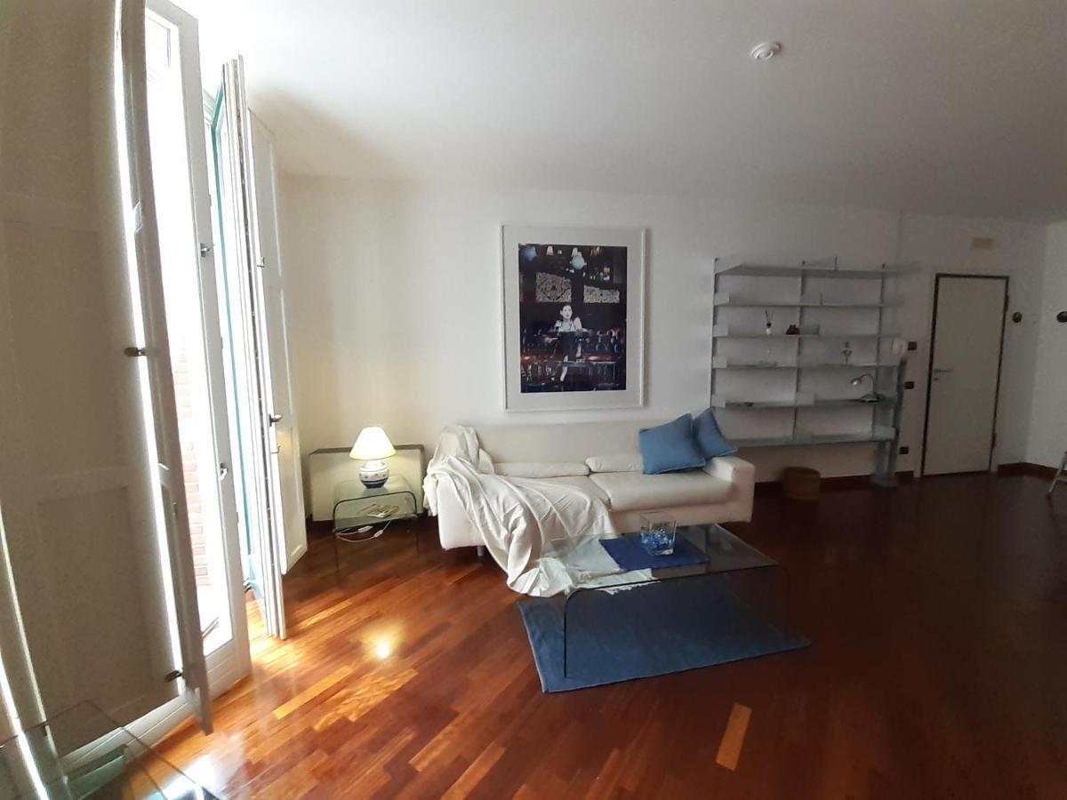Olimpia Apartment City Center Салерно Екстериор снимка