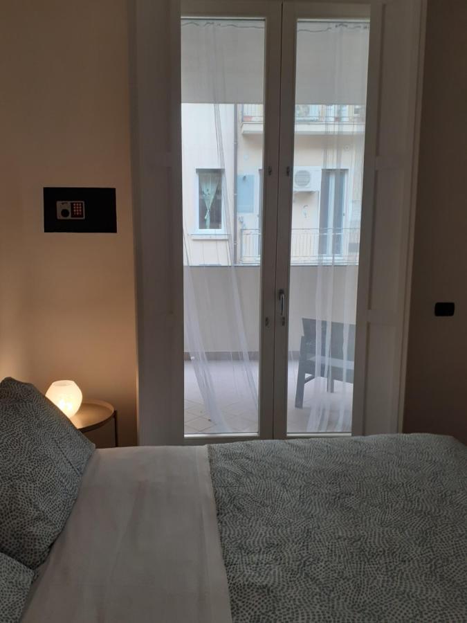 Olimpia Apartment City Center Салерно Екстериор снимка